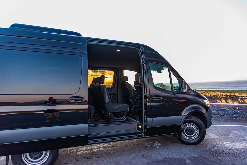 24 Mercedes Sprinter Med Roof exterior photo 1