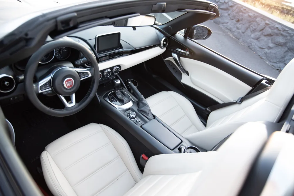 Fiat 124 Spider interior photo 1