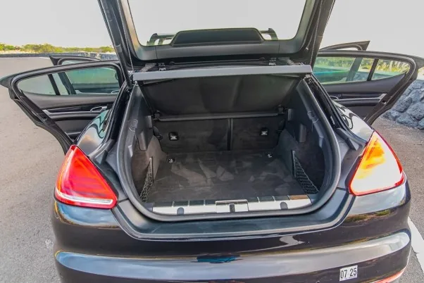 Porsche Panamera interior photo 3