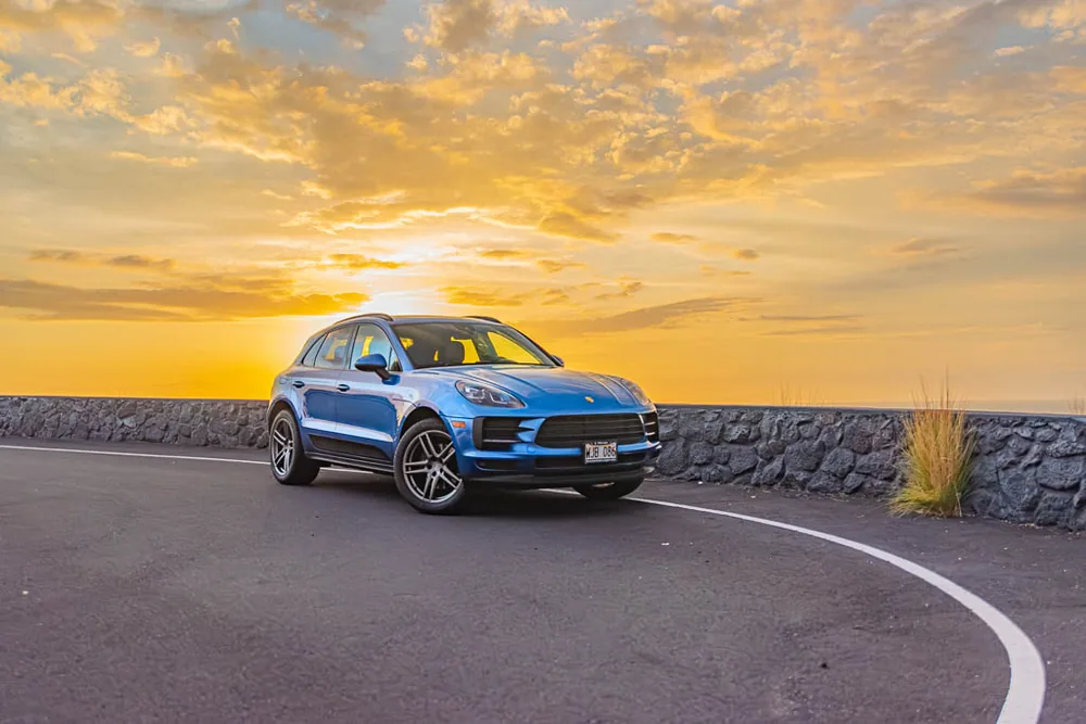 Blue Porsche Macan exterior photo 1
