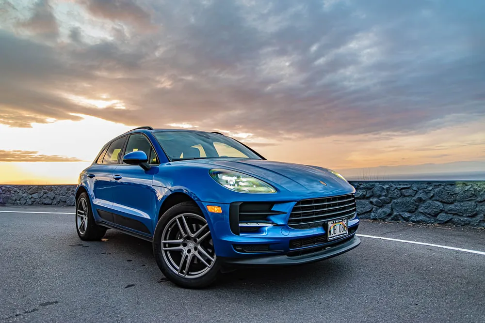 Blue Porsche Macan exterior photo 4