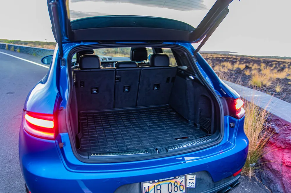 Blue Porsche Macan interior photo 2