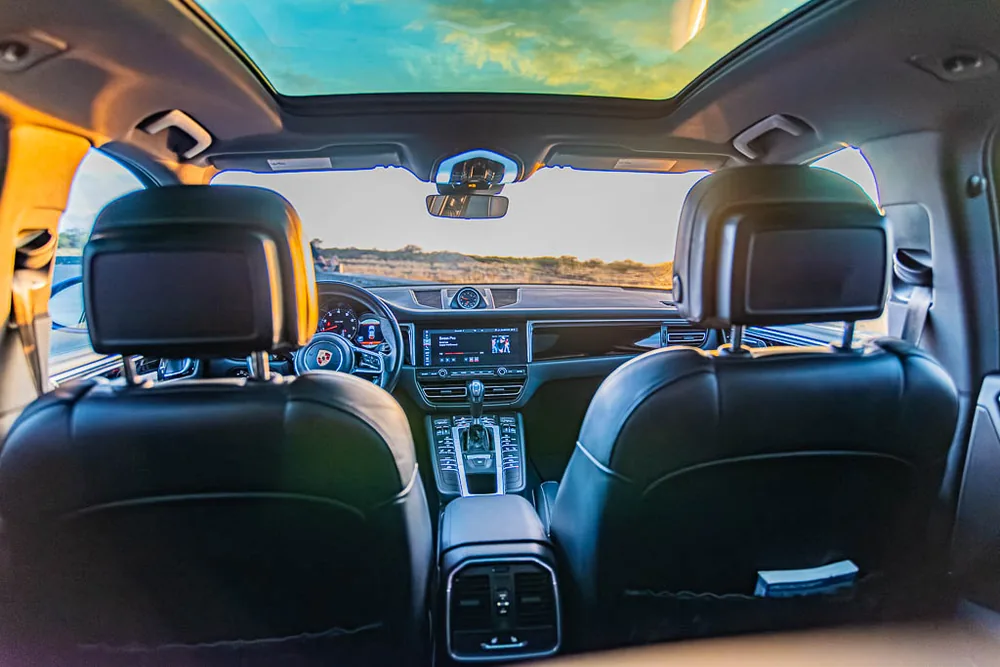 Blue Porsche Macan interior photo 4