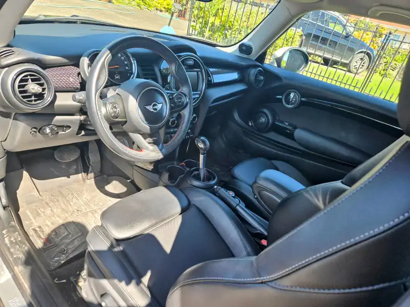 Mini Cooper S Hardtop interior photo 1
