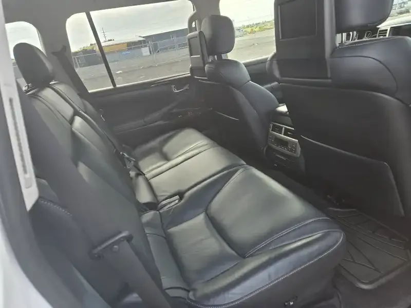 Lexus LX570 interior photo 3