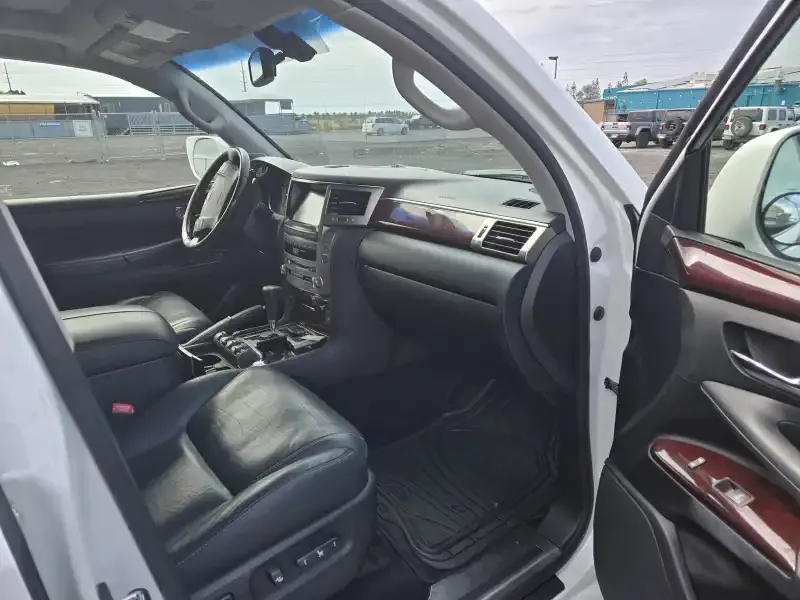 Lexus LX570 interior photo 4
