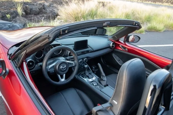 Mazda MX-5 Miata interior photo 2