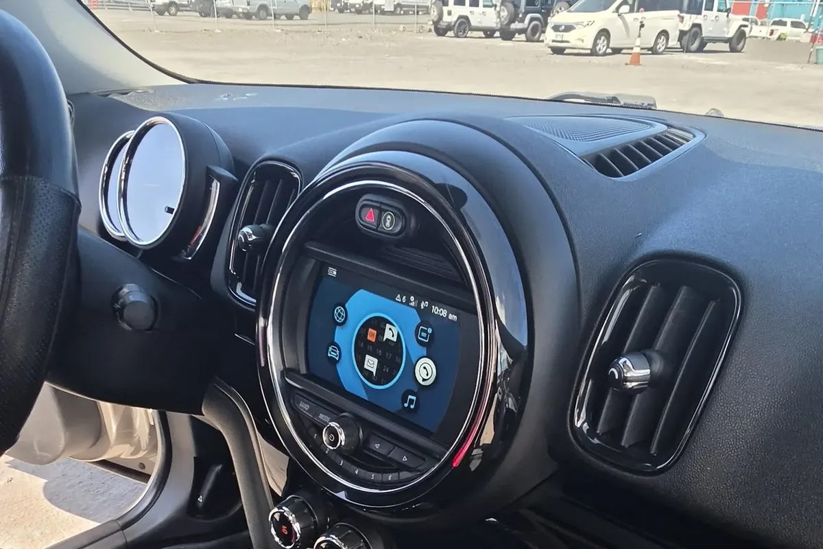 Mini Cooper Countryman interior photo 5